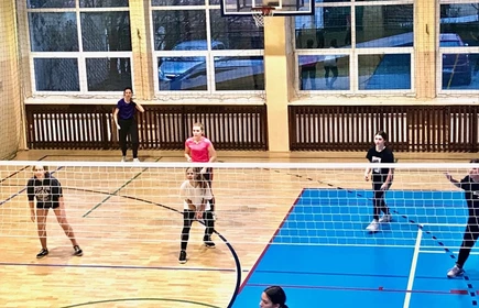 Zdjęcie ukazuję zmagania siatkarskie 