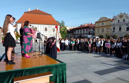 nauczyciel przemawiający na podeście na bocheńskim rynku