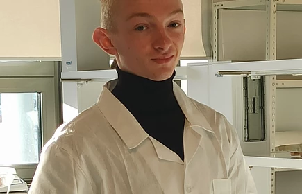 Chłopak w laboratorium