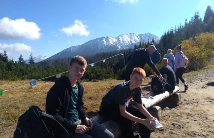 Dzieci na tle g&oacute;rskiego krajobrazu