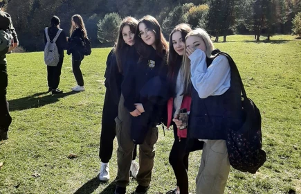 Dzieci na tle g&oacute;rskiego krajobrazu