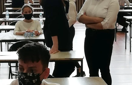 Grupowe zdjęcie osób piszących maturę