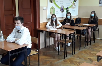 Zdjęcie uczniów znajdujących się w klasie 