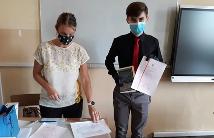 Uczeń odbiera świadectwo 
