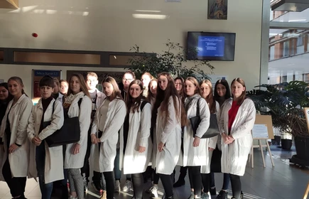 Grupowe zdjęcie uczestników zajęć w fartuchach 