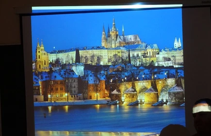 Na zdjęciu ekran projektora na kt&oacute;rym prezentowany są zdjęcia