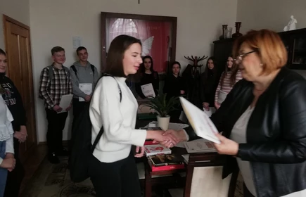 Wręczanie dyplomu uczestniczce