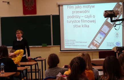 Na zdjęciu wykładowca oraz głowy uczniów