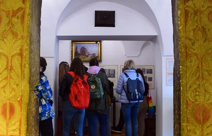Grupowe zdjęcie uczestników w środku zabytkowego budynku 