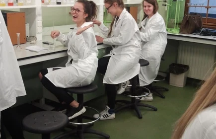 Zajęcia laboratoryjne prowadzone w ramach wsp&oacute;łpracy z  Wydziałem Chemii UJ 4