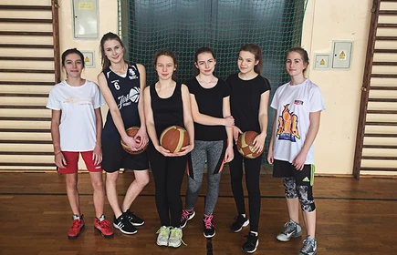 Dziewczęta z klasy  1a &bdquo;Mistrzem Szkoły&rdquo; w koszyk&oacute;wce 7