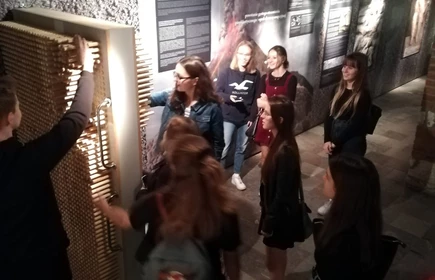 Uczniowie w podczas wycieczki w muzeum 