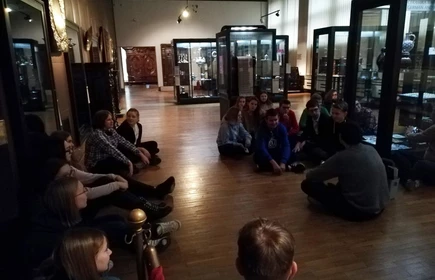 Grupa os&oacute;b podczas wykładu w muzeum 