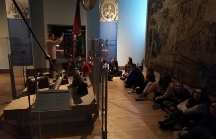 Grupa os&oacute;b podczas wykładu w muzeum 