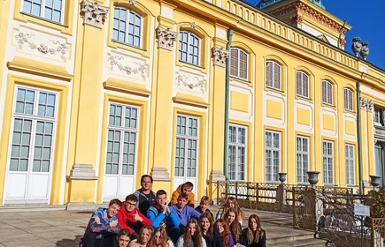 zdjęcie zbiorowe pod żółtym budynkiem