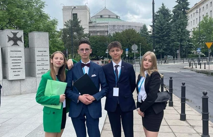 ucznowie pozują na ulicy