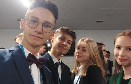 ucznowie pozują do selfie