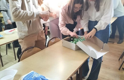 Uczniowie robią eksperymenty