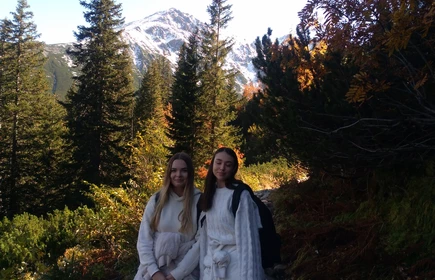 Dzieci na tle g&oacute;rskiego krajobrazu