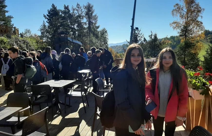 Dzieci na tle górskiego krajobrazu