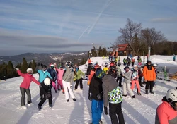 Grupa uczniów na stoku narciarskim 