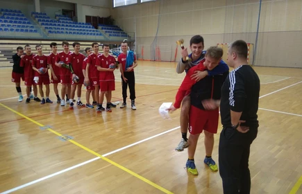 Grupowe zdjęcie zwycięskiej drużyny