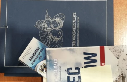Na zdjęciu upominki dla uczniów