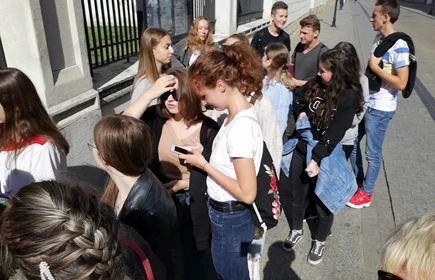 Grupowe zdjęcie uczniów podczas wycieczki