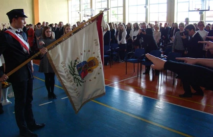 Dwudziestu Dyrektor&oacute;w i ślubowanie klas pierwszych 23