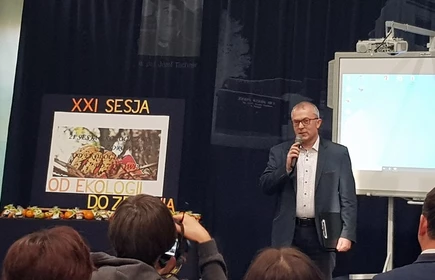 Na zdjęciu mężczyzna przemawiający doi mikrofonu 