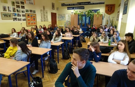 Zdjęcie prezentuję uczniów siedzących w klasie