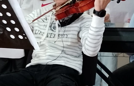 uczeń gra na skrzycpcach