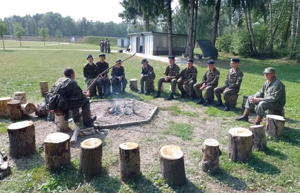 uczniwie siedzący przy ogniksku podczas zajęć