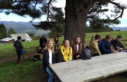 Dzieci na tle górskiego krajobrazu