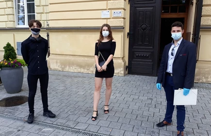 Zdjęcie uczniów przed szkołą 