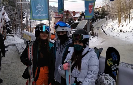 Grupowe zdjęcie przed wyjazdem przed wejściem na stok narciarski 