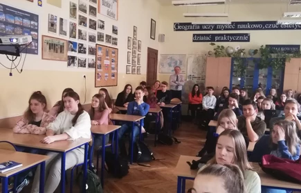 Zdjęcie ukazuję salę lekcyjną wypełnioną siedzącymi uczniami