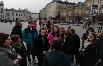 Grupa osób w trakcie wycieczki edukacyjnej
