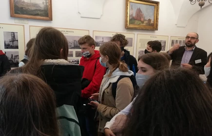Grupowe zdjęcie uczniów w trakcie zwiedzania muzeum 