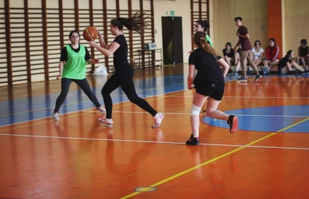 Dziewczęta z klasy   3i  &bdquo;Mistrzem Szkoły&rdquo; w koszyk&oacute;wce 7