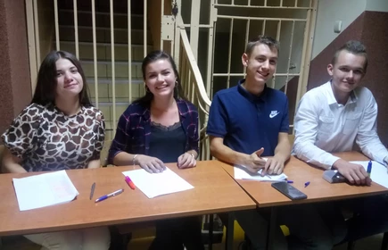 Na zdjęciu osoby siedzące przy stolikach 