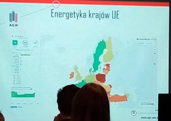 Zdjęcie ekranu projektora z jednym z zagadnień wykładu 