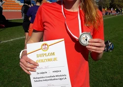 Na zdjęciu uczennica trzymająca medal oraz dyplom 