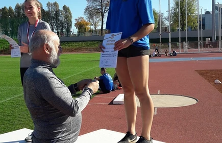 Na zdjęciu wręczanie medalu za pierwsze miejsce 