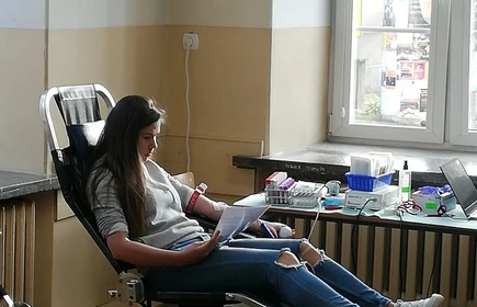 Uczennica siedząca na specjalnym fotelu do pobierania krwi, odpoczywająca po zabiegu 