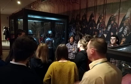 Grupa os&oacute;b podczas wykładu w muzeum 