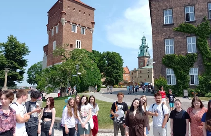 uczniowie stojący na placu zamkowym