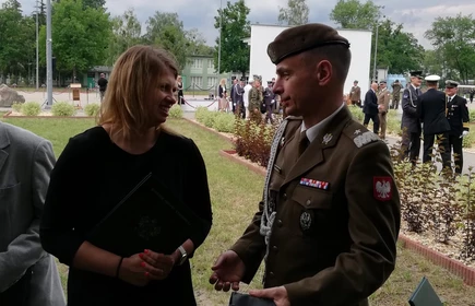 Na zdjęciu żołnierz wraz z kobietą
