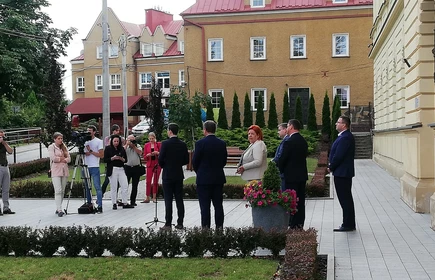 Osoby przemawiają oraz dziennikarze 