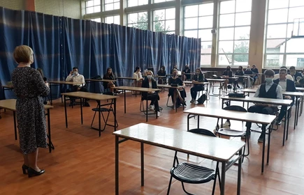 Na zdjęciu sala gimnastyczna  z uczniami